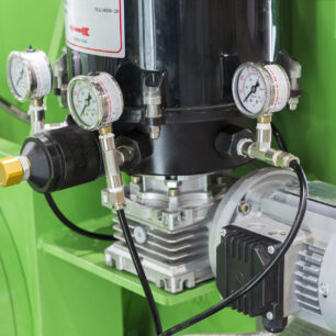 Detalhe em close de peça metálica industrial representando materiais usados em válvulas solenoides