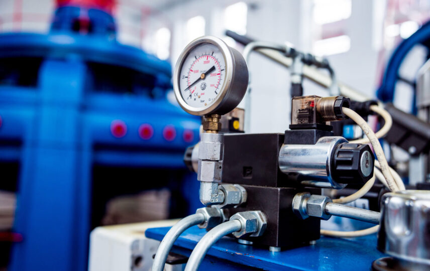 Sistema industrial com tubulações e válvulas em ambiente de alta pressão, representando aplicação prática de válvulas solenóides hidráulicas