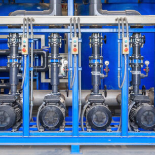 Válvulas filtro manga Jefferson do Brasil instaladas em sistema de filtração e ar comprimido industrial.