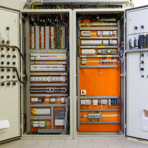 Painel elétrico industrial representando a proteção e segurança de uma bobina à prova de explosão Jefferson do Brasil em área classificada Ex d / Ex e.