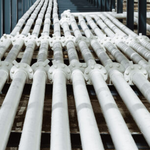 Tubulações industriais em material termoplástico utilizadas em sistemas de controle de fluidos corrosivos.