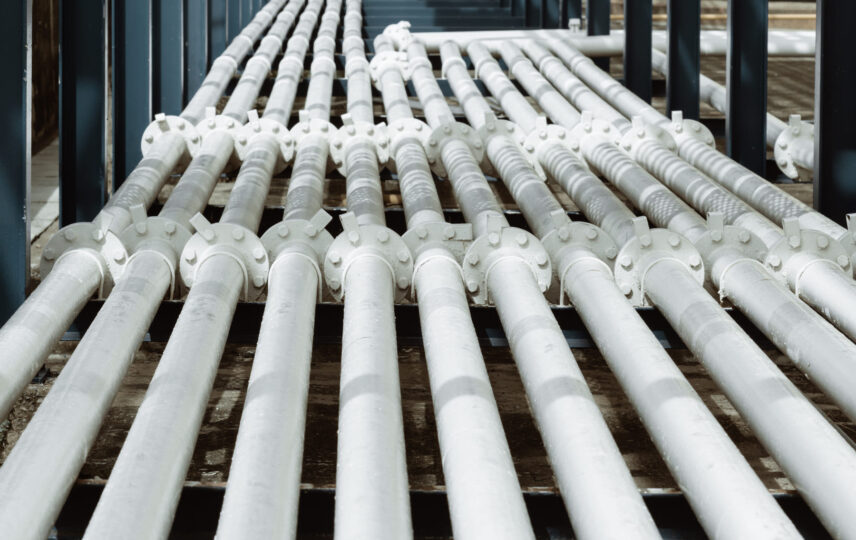 Tubulações industriais em material termoplástico utilizadas em sistemas de controle de fluidos corrosivos.