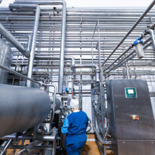 Válvula solenoide pneumática aplicada em sistema industrial de controle de ar comprimido