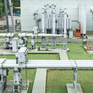Válvula solenoide para gás industrial instalada em sistema de tubulação para controle de combustão
