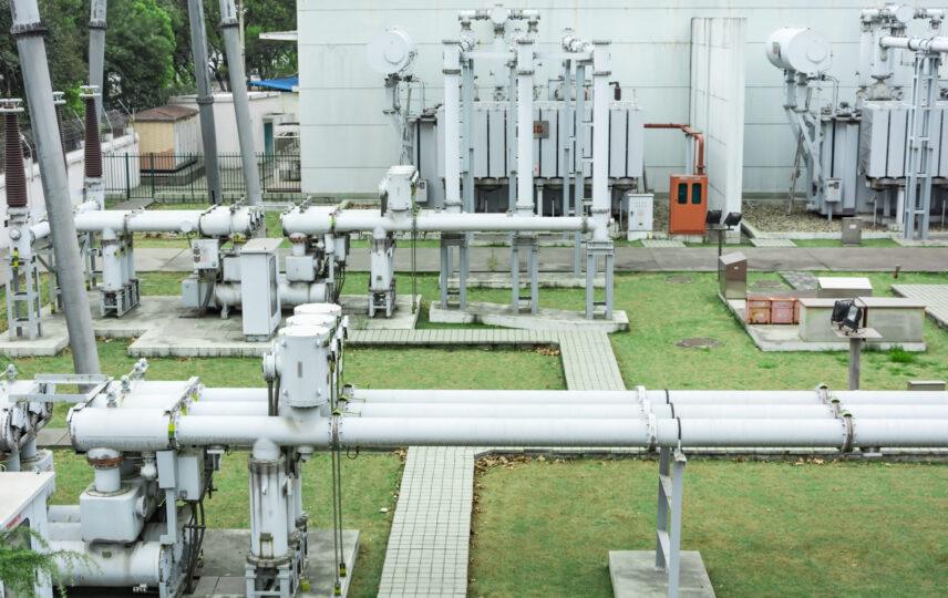 Válvula solenoide para gás industrial instalada em sistema de tubulação para controle de combustão