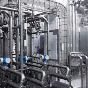 Válvula solenoide para gás e combustão instalada em sistema industrial de tubulação, da Jefferson do Brasil