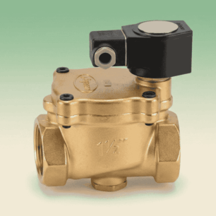 Válvula solenoide industrial Jefferson de latão com bobina preta em formato horizontal sobre fundo degradê verde e branco.