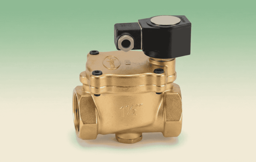 Válvula solenoide industrial Jefferson de latão com bobina preta em formato horizontal sobre fundo degradê verde e branco.