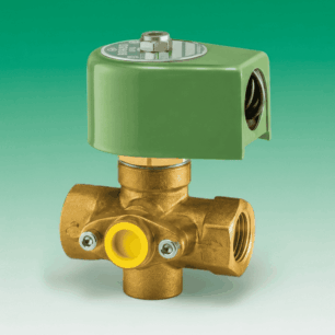 Válvula solenoide de acionamento direto em latão com cabeçote verde e sistema de fechamento tipo faca, específica para fritadeiras industriais com óleo aquecido.
